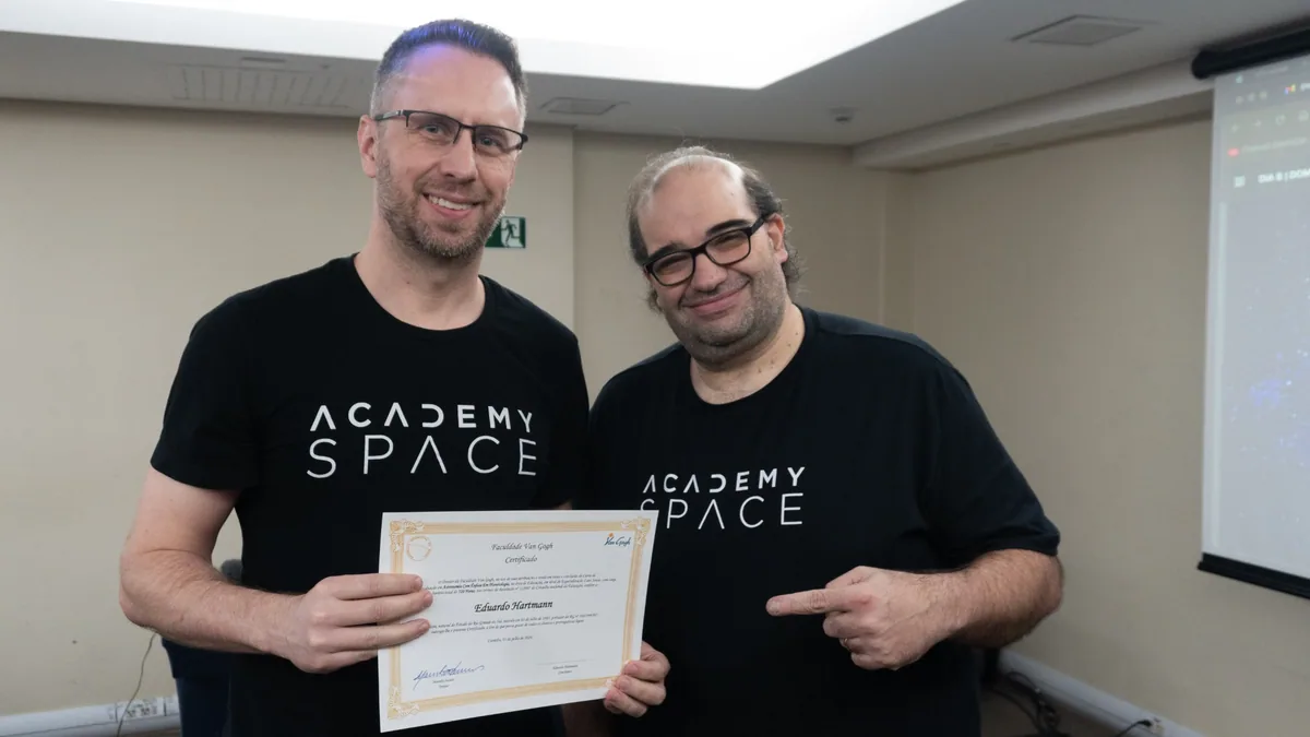 Participante recebendo certificado