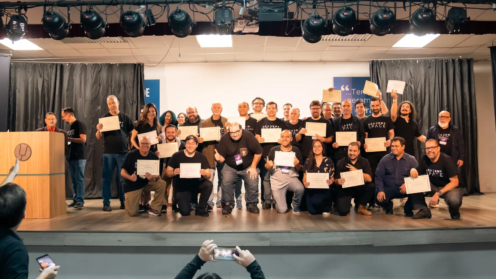 Entrega de certificados em encontro presencial