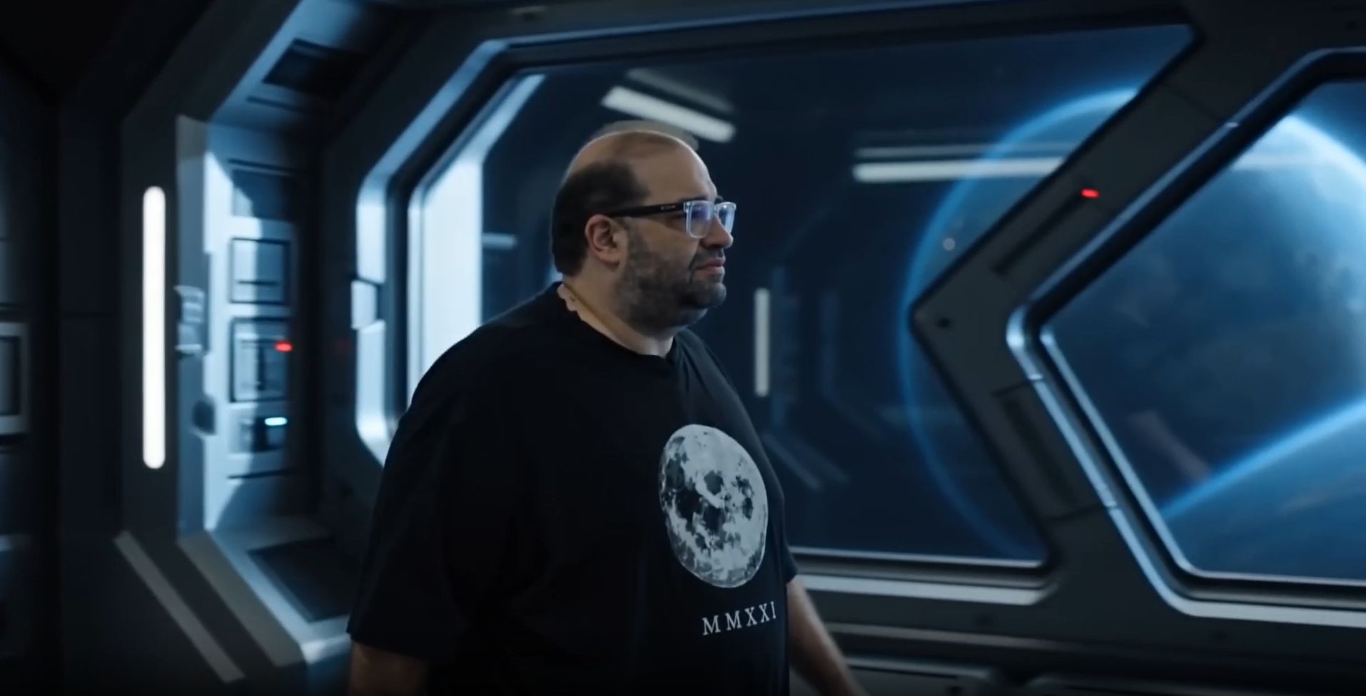 Sérgio Sacani em cenário espacial